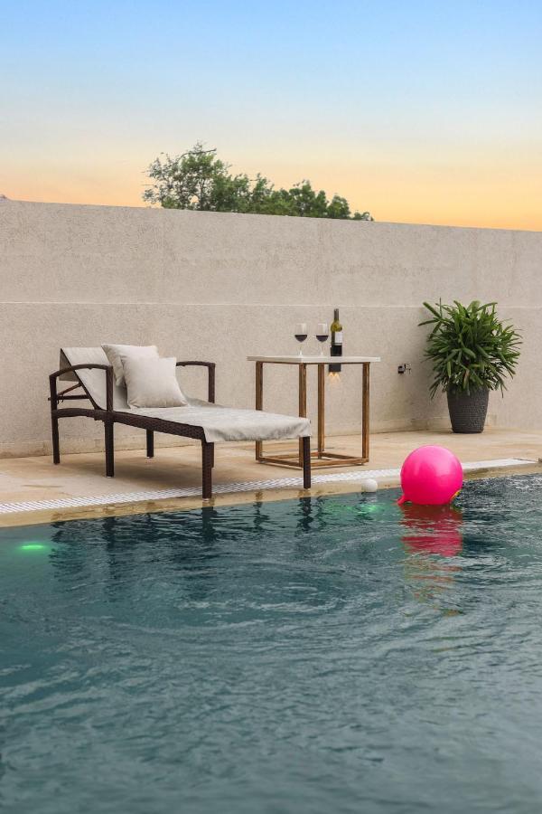 Stayvista's The Rose Gold - City-center With Private Pool, Games & Kids Zone *