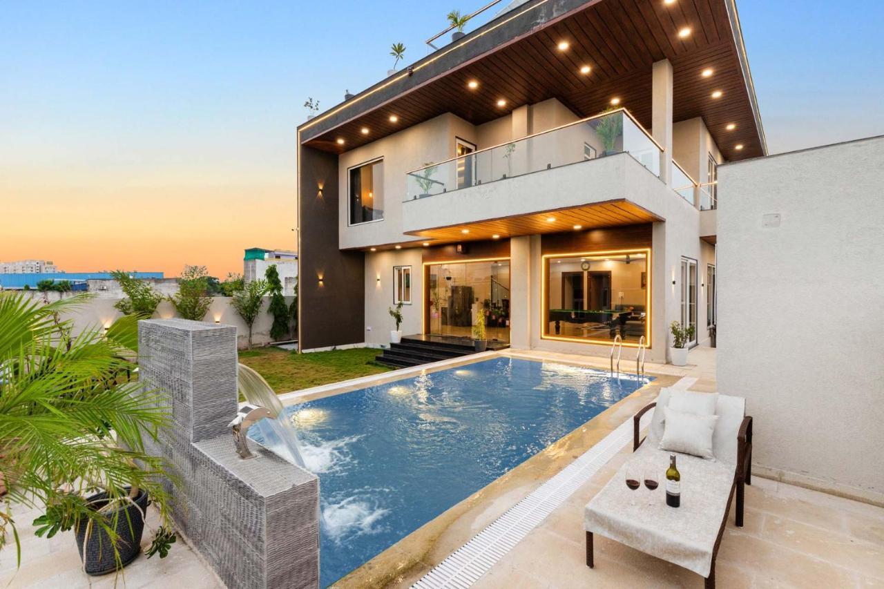 Stayvista's The Rose Gold - City-center With Private Pool, Games & Kids Zone *